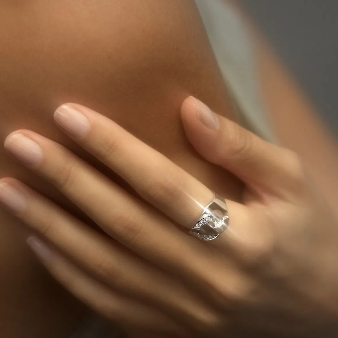 Bague Menottes dinh van R12 or blanc et diamants