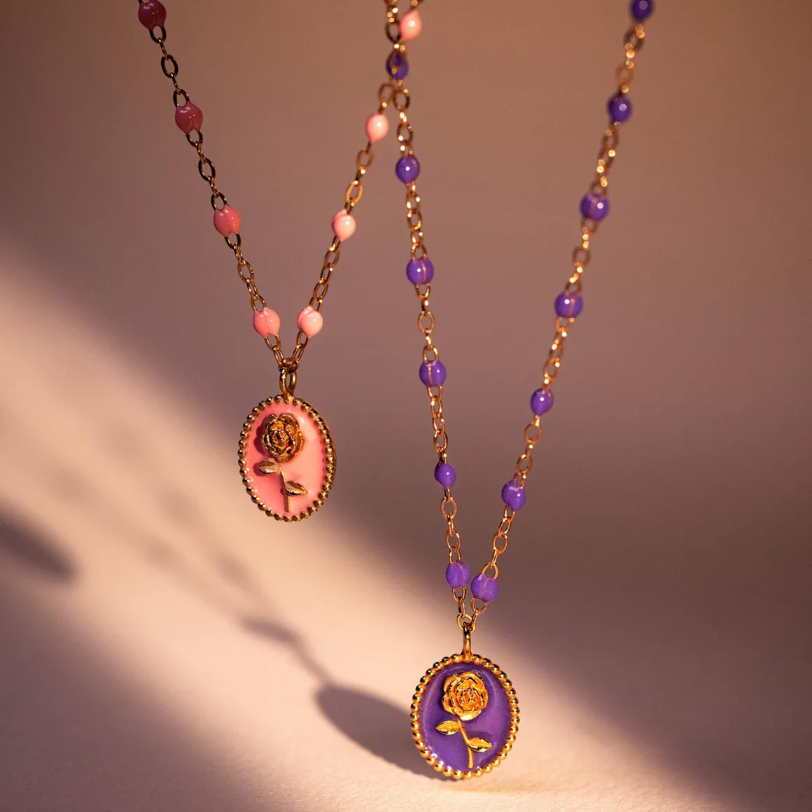 Collier Rose résine mauve, or rose, 42 cm