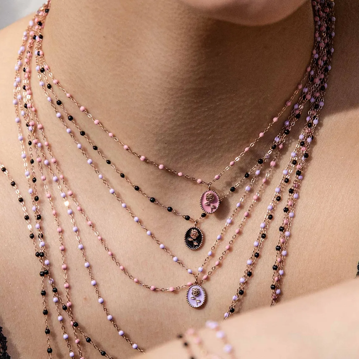 Collier Rose résine parme, or jaune, 42 cm